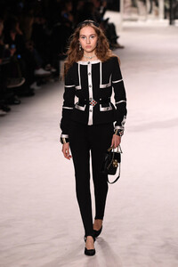 496261301_ChanelMetiersArt20192020RunwayLeGrandD3bOgHB8hVEx.thumb.jpg.6e1d8fcfe7618d5cdf409e46128419d1.jpg