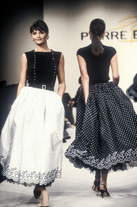 507278290_PierreBalmain1994WomenRTW51.thumb.jpg.301ac8a69ea5e6505fec07dc5c6b999c.jpg