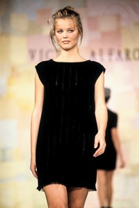 513296527_VictorAlfaro1994WomenRTW55.thumb.jpg.5f9e432ce5b0297b00850d2f566d53c4.jpg