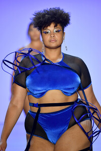 518804482_ChromatSpringSummer2020NewYorkFashionvDLXCosWfP9x.thumb.jpg.69869e11200c94390d80b8b5a0c488e4.jpg
