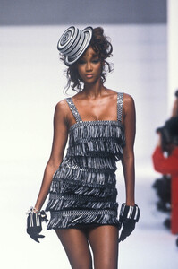 521861032_ChristianDior1995WomenRTW85.thumb.jpg.642709c58fa062860bcc252d04b45b12.jpg