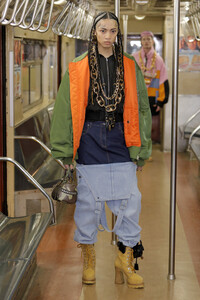 522250296_MoschinoPrefall2020RunwayShowWzkOLofmt3lx.thumb.jpg.eb86f507aec36b145cb1912f8b2dc937.jpg