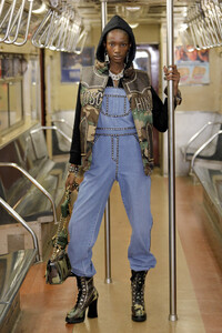 523117707_MoschinoPrefall2020RunwayShowhenN5IGkcJJx.thumb.jpg.0ba5e59b0f94dab4013fa9e6cc3e1f65.jpg