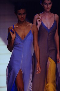 537873758_giorgio-armani-ss-1997(6).thumb.jpg.ee40bc1cb86289b237d8d9054ccfbf7d.jpg