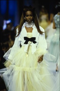 539380688_naomi-campbell(1).thumb.jpg.0300226b5c3cb2a00cbb0b678a1fff76.jpg