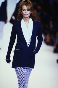 548612028_karl-lagerfeld-ss-1993(6).thumb.jpg.adcee021495957ea07cf4ba526fa43d0.jpg