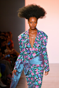 549584269_ChristopherJohnRogersRunwaySeptember20195dcZngzEE8Nx.thumb.jpg.9f0c6ad2ead72f2e09ccafbdf0746338.jpg