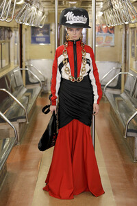 553242547_MoschinoPrefall2020RunwayShoweCIaVvJZxKWx.thumb.jpg.6deb457e10c971de62cb1e21904a92fa.jpg