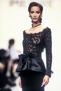 553694776_PierreBalmain1993WomenRTW36.thumb.jpg.ebeb891f997a27195fedabc30daffde3.jpg