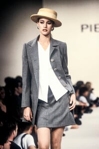 554303538_PierreBalmain1994WomenRTW56.thumb.jpg.835645f6c0c2eab60a5f0b6cc0b8fd47.jpg