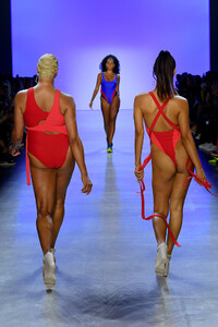 558321954_ChromatSpringSummer2020NewYorkFashionNR63zDLa46mx.thumb.jpg.6a2d24f003ab03528c32b28e8595f1c1.jpg