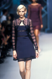 570096153_Chloe1995WomenRTW31.thumb.jpg.d04e6d5b12200740136e02a0f76a39cf.jpg