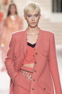 588915757_ChanelMetiersArt20192020RunwayLeGrand4vklNr4bR7ox.thumb.jpg.bfc50142f869373d8fa2f8c6fed9d689.jpg