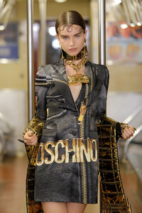 596482194_MoschinoPrefall2020RunwayShow_ZabB0bJ0yxx.thumb.jpg.46ca943a5eff34773dc39296904ecb1e.jpg