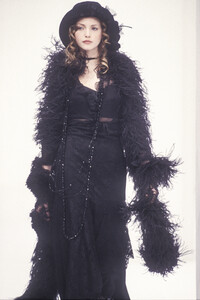 610177997_DolceGabbana1993WomenRTW6.thumb.jpg.ed28cbfa9af6ae4ac30e21d01d752f4b.jpg
