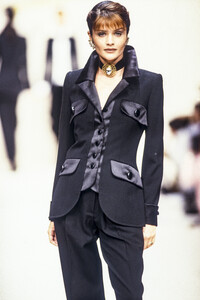 625693228_PierreBalmain1993WomenRTW31.thumb.jpg.77440a2a910603f552a871218632fce6.jpg