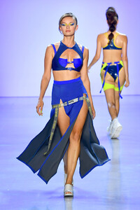 63738195_ChromatSpringSummer2020NewYorkFashionDizt36YdnQpx.thumb.jpg.04b3b1d2e60b2c2778bc1a949e63cc39.jpg