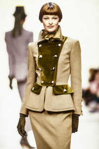 654485845_PierreBalmain1993WomenRTW25.thumb.jpg.ea551fad8b805ab368bb905d6760f468.jpg