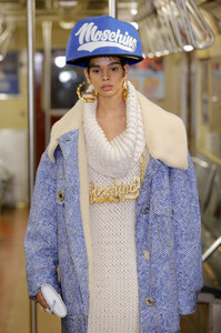 669636839_MoschinoPrefall2020RunwayShow83nlZoBzSlgx.thumb.jpg.bf5f11777cebd71fbc817998baf8c539.jpg