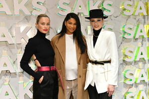 Carolyn+Murphy+Disney+Saks+Fifth+Avenue+Unveil+KVc1Oni8rUJx.jpg