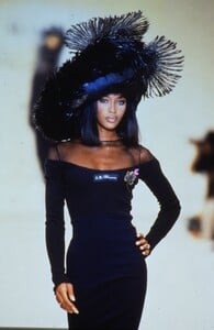 681367884_blumarine-fw-1994(17).thumb.jpg.51fdf59e5b35658e2d50f69be048a238.jpg