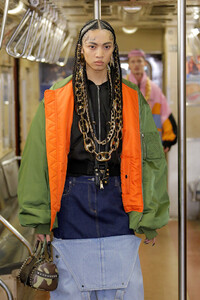 693857197_MoschinoPrefall2020RunwayShowmqlutSrKWewx.thumb.jpg.4099b39da48e3d27e908ad447f4fe176.jpg