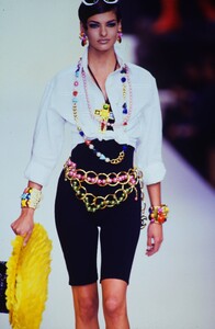 724946786_chanel-ss-1991(13).thumb.jpg.3104a640f3264f83537d811b03527877.jpg