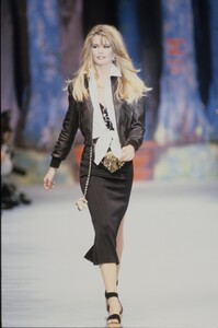 728013595_claudia-schiffer(8).thumb.jpg.6f166e42aa76277e19c7d648fcc93528.jpg