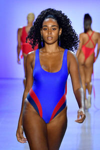 750232306_ChromatSpringSummer2020NewYorkFashion6ZtcPiWXJtSx.thumb.jpg.9ba9f5c4add36c9305710838f08681a2.jpg