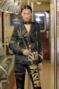 759403045_MoschinoPrefall2020RunwayShowUo9LQn_tP3Zx.thumb.jpg.bd4765827b5fd6f78bf949205964b682.jpg