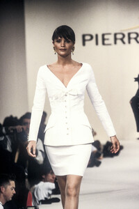 766124560_PierreBalmain1994WomenRTW40.thumb.jpg.c0d56adbde48ddcab544867d745ee88a.jpg