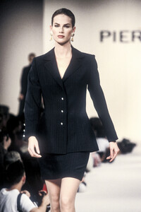 774025976_PierreBalmain1994WomenRTW60.thumb.jpg.7df23647c5d5f9c8cf118b402f399480.jpg