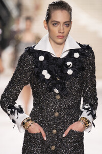 783818986_ChanelMetiersArt20192020RunwayLeGrandvgMmyxjwybqx.thumb.jpg.a781b0a943bd6088bbbf97217a059abf.jpg