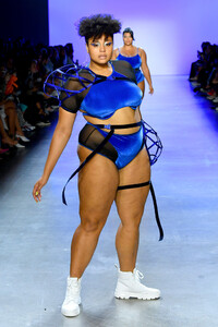 787211435_ChromatSpringSummer2020NewYorkFashionujvHo7GBrB-x.thumb.jpg.00e1f057e4096847482bdfac669e4049.jpg