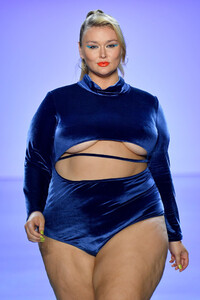 791363426_ChromatSpringSummer2020NewYorkFashionX-e9jd7bYLEx.thumb.jpg.646f0ca71342bd5539bca214e77a9c01.jpg