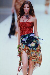 820369966_gisele-runway-mix(1).thumb.jpg.dfa8e30c8590389a43e28661cfac7c55.jpg