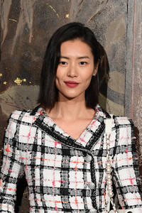Liu+Wen+Chanel+Metiers+Art+2019+2020+Photocall+rsJ3oVYFH9ox.jpg