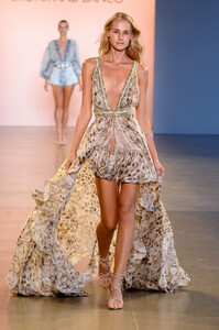 85093655_BronxBancoRunwaySeptember2019NewYorkXvN-ExqRPY_x.thumb.jpg.c591e0848bcede8546fbbdc005b72fea.jpg