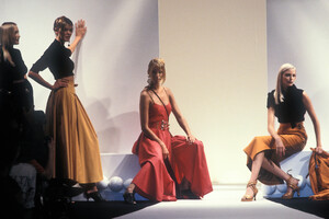 851304627_ChristianDior1994WomenRTW118.thumb.jpg.413e7169234d0e23e616c5df59d30f79.jpg