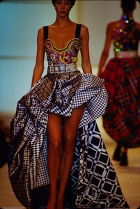 854381411_versace-hc-fw-1990(9).thumb.jpg.2bec8546a356e0b6219cd470024933e0.jpg