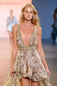 868080808_BronxBancoRunwaySeptember2019NewYork1fd_X3b6Of4x.thumb.jpg.dce1eec5c3d27546970afa414b6caf7f.jpg