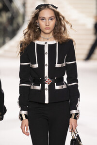 891187889_ChanelMetiersArt20192020RunwayLeGrandpDd5phLjEnzx.thumb.jpg.e4d9213fae7f6758c3d947eb17a99a3c.jpg