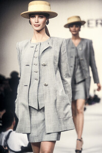 915585268_PierreBalmain1994WomenRTW28.thumb.jpg.55231f9636bf5de903cce46b85317ff8.jpg