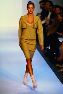 931065301_narciso-rodriguez-fw-1999(5).thumb.jpg.9e587147a76ecfecf634cac258da734d.jpg