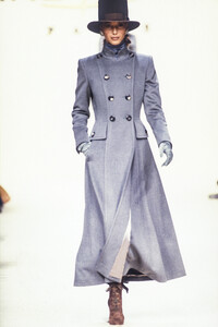 941118608_PierreBalmain1993WomenRTW19.thumb.jpg.3b585499851fea35e77e39e9f0b07338.jpg