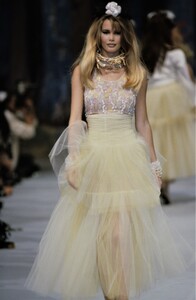 963431656_claudia-schiffer(4).thumb.jpg.7317ba6cbacdba0cadf89d14e7c2558f.jpg
