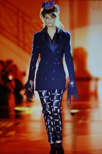 97475779_versace-hc-fw-1993(6).thumb.jpg.d46a4304637bb3f8a9b8432c636191e5.jpg