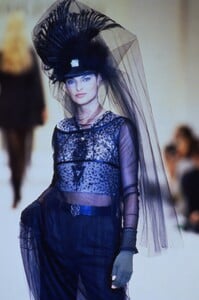 986908361_blumarine-fw-1994(13).thumb.jpg.25f5cd0856995e2468bd6ed9d7ba4f51.jpg