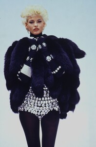 988403173_dolce-gabbana-fw-1991(5).thumb.jpg.572fb28fa81f198d9568157faed7032f.jpg