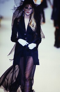 989827948_karl-lagerfeld-ss-1993(2).thumb.jpg.41cfaafbddd093a93d400ee687cad027.jpg